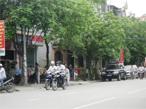 Lao xe vào nhà dân xiết nợ, cả phố náo loạn