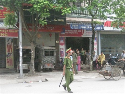 Lao xe vào nhà dân xiết nợ, cả phố náo loạn