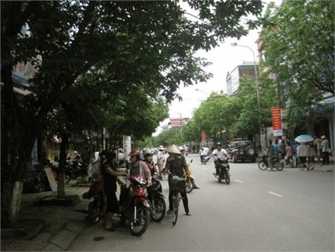 Lao xe vào nhà dân xiết nợ, cả phố náo loạn