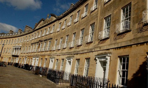 Anh chào bán khu nhà Trăng lưỡi liềm nổi tiếng