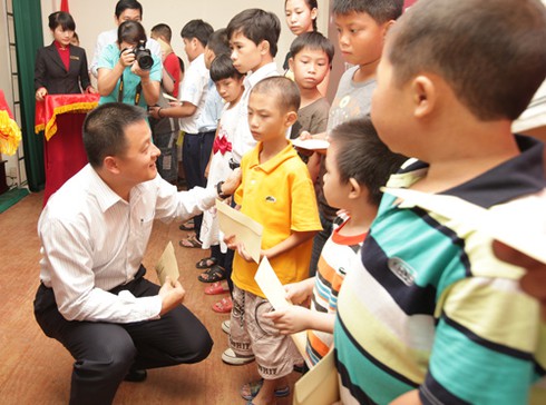 Trao học bổng cho trẻ em thiệt thòi