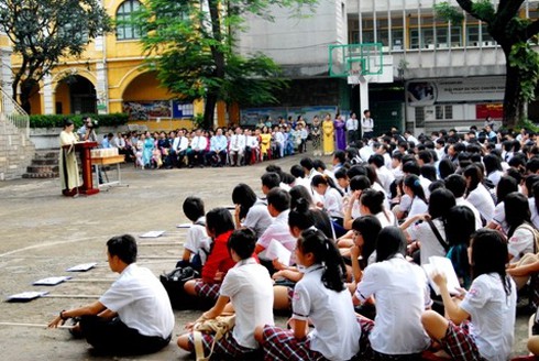 Phụ huynh sốt ruột trước cổng trường thi