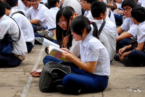 Phụ huynh sốt ruột trước cổng trường thi