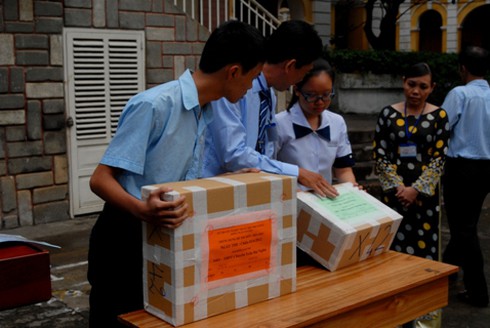 Phụ huynh sốt ruột trước cổng trường thi