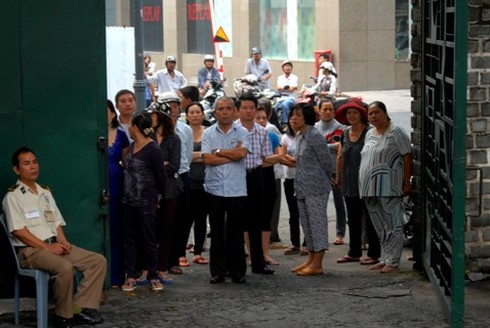 Phụ huynh sốt ruột trước cổng trường thi