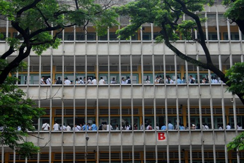 Phụ huynh sốt ruột trước cổng trường thi