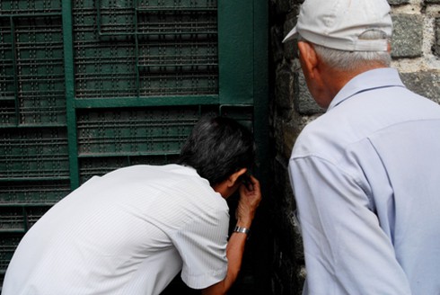 Phụ huynh sốt ruột trước cổng trường thi