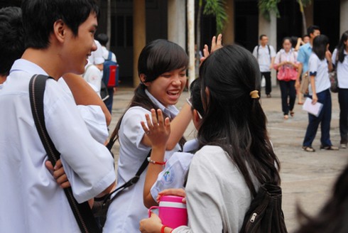 Phụ huynh sốt ruột trước cổng trường thi