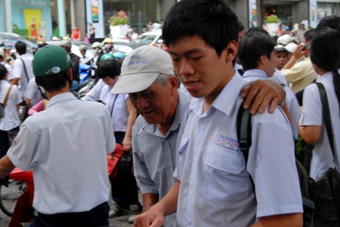 Phụ huynh sốt ruột trước cổng trường thi