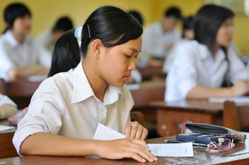 Hàng chục thí sinh bỏ thi, bị đình chỉ thi