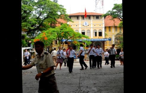 Phụ huynh sốt ruột trước cổng trường thi