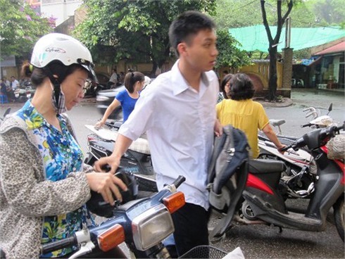 Phụ huynh chờ đợi lo lắng trước cổng trường thi