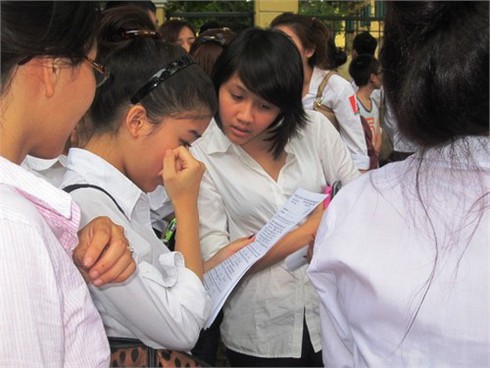 Đề Hoá dễ với HS trung bình, thí sinh cưỡi xế tiền tỷ đi thi