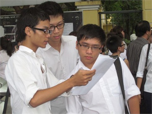 Đề Hoá dễ với HS trung bình, thí sinh cưỡi xế tiền tỷ đi thi