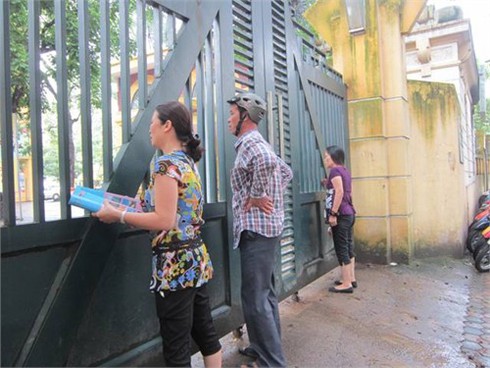 Nhiều thí sinh nhầm lịch thi Sử - Địa, sĩ tử đi xe máy không mũ bảo hiểm