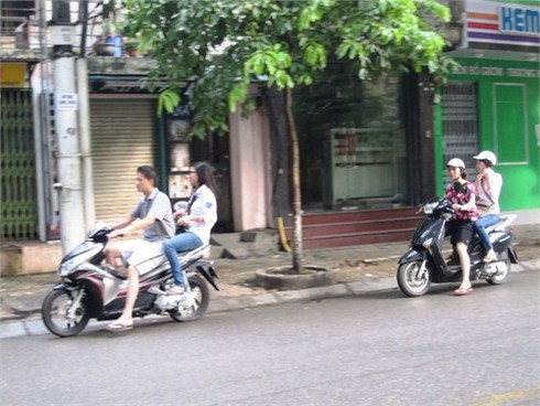 Nhiều thí sinh nhầm lịch thi Sử - Địa, sĩ tử đi xe máy không mũ bảo hiểm