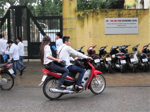 Nhiều thí sinh nhầm lịch thi Sử - Địa, sĩ tử đi xe máy không mũ bảo hiểm