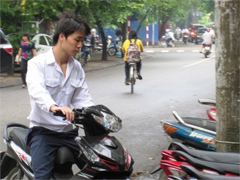 Nhiều thí sinh nhầm lịch thi Sử - Địa, sĩ tử đi xe máy không mũ bảo hiểm
