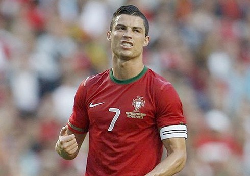 EURO 2012 là cơ hội để Ronaldo thoát bóng Messi