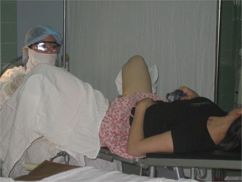 Bác sĩ `chui` sẵn lòng đến nhà `giải quyết hậu quả`