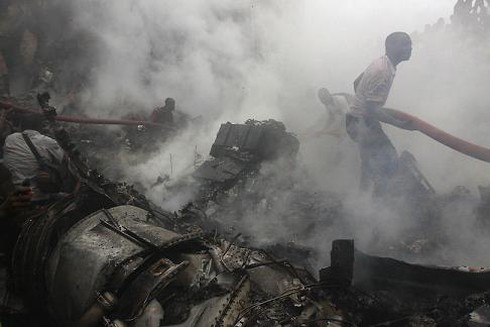 Chùm ảnh hiện trường vụ tai nạn máy bay thảm khốc tại Nigeria