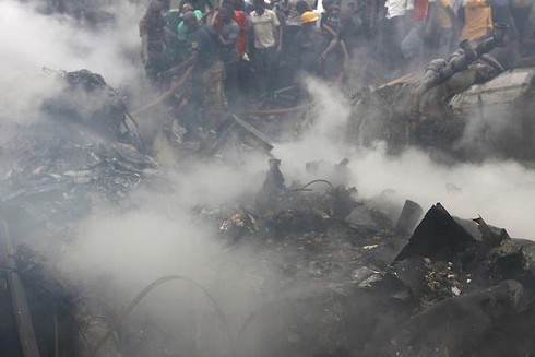 Chùm ảnh hiện trường vụ tai nạn máy bay thảm khốc tại Nigeria