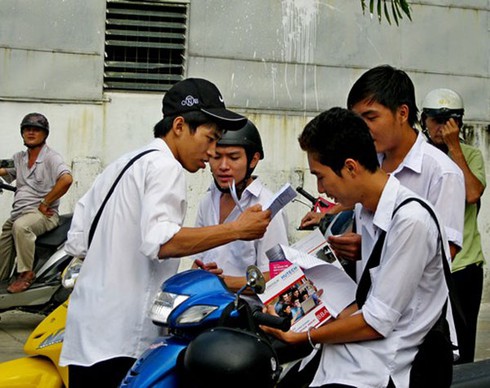 Đề thi thoát khỏi sức ép dập khuôn, `văn mẫu`
