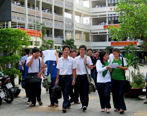 Đề thi thoát khỏi sức ép dập khuôn, `văn mẫu`