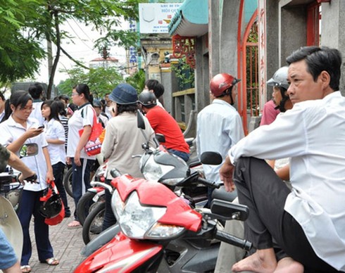 Đề thi thoát khỏi sức ép dập khuôn, `văn mẫu`