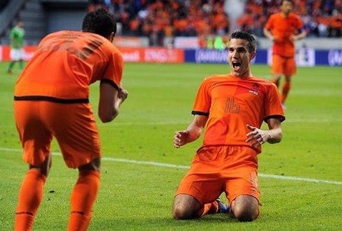 Tin chuyển nhượng sáng 5/6: Van Persie mê Juve