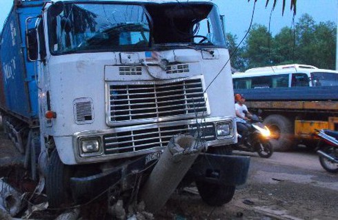 Tài xế ngủ gật, xe container đâm gãy trụ điện