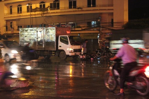 Đôi nam nữ trọng thương vì vượt đèn đỏ