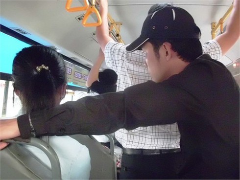 Cách nào xóa hình ảnh xấu trên xe buýt?