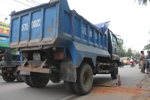 Nam thanh niên tử vong vì xe ben vượt ẩu