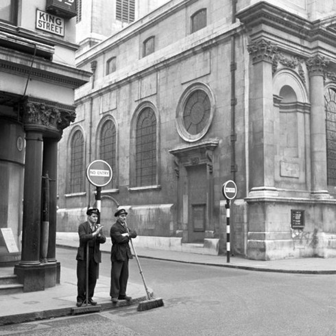 Quay lại London giữa thế kỷ 20