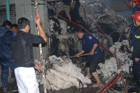TP.HCM: Cháy lớn tại công ty sản xuất sợi bông