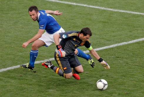 Italy làm 'phép' mặt cỏ để cầm hòa Tây Ban Nha