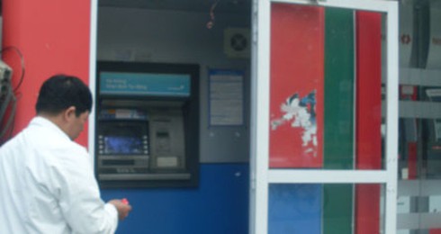 Nhà băng âm thầm thu tăng phí ATM