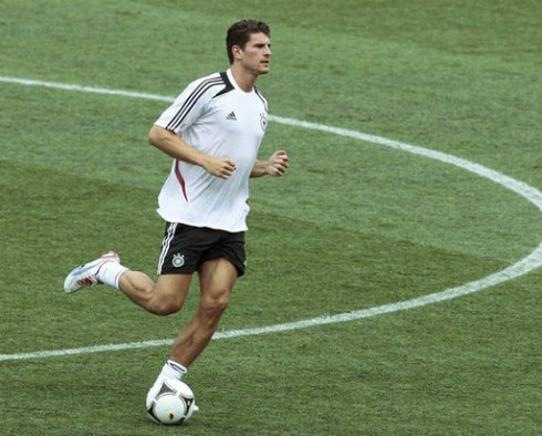 ‘Xe tăng’ Đức tiễn Hà Lan rời EURO 2012?