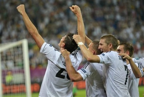 ‘Xe tăng’ Đức tiễn Hà Lan rời EURO 2012?