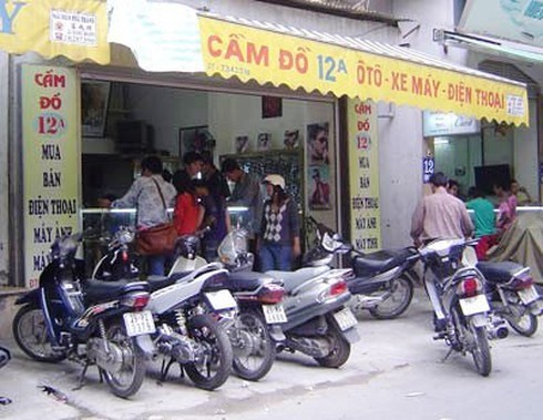 Tiệm cầm đồ tấp nập, `vớ bẫm` mùa Euro