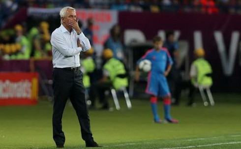 HLV Hà Lan ‘kết tội’ hàng thủ, Lahm ca ngợi Gomez