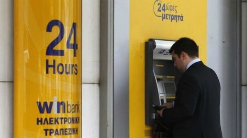 Dân Hy Lạp đổ xô rút tiền, tích trữ lương thực