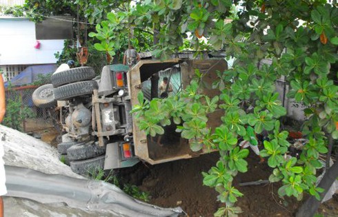 Xe ben húc tung nhà, cả gia đình may mắn thoát chết