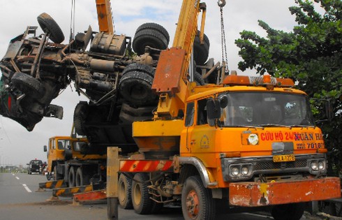 Xe ben húc tung nhà, cả gia đình may mắn thoát chết