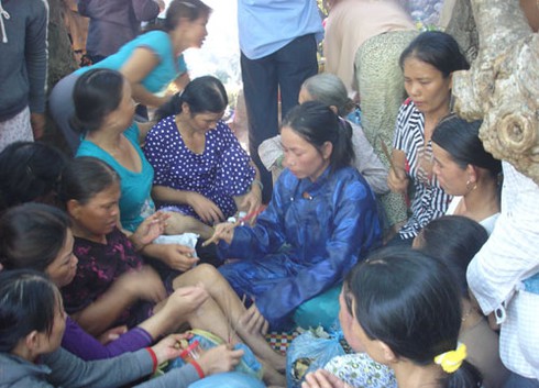 Ùn ùn vào rừng vái ngôi mộ `chữa bách bệnh`