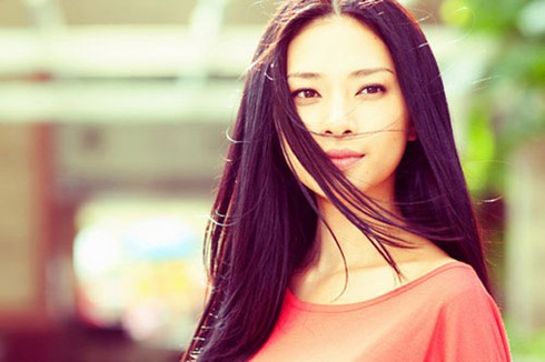 Sao Việt quyến rũ với tóc rẽ ngôi giữa