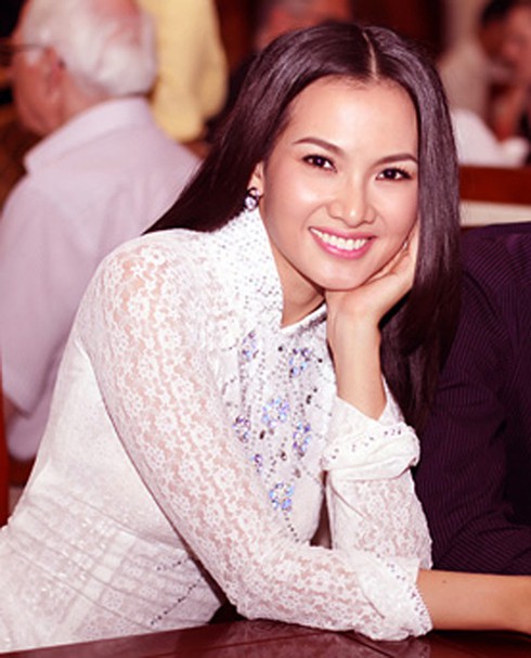 Sao Việt quyến rũ với tóc rẽ ngôi giữa