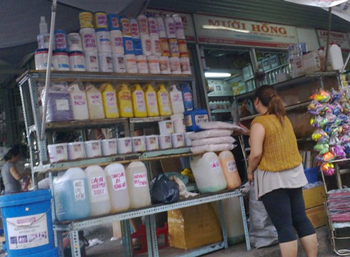 Đi chợ mua 'thuốc độc' tẩm vào thức ăn ở Sài Gòn