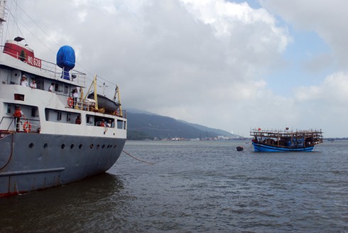 Miền Trung: Thêm nhiều tàu cá gặp nạn do bão và tàu lạ!